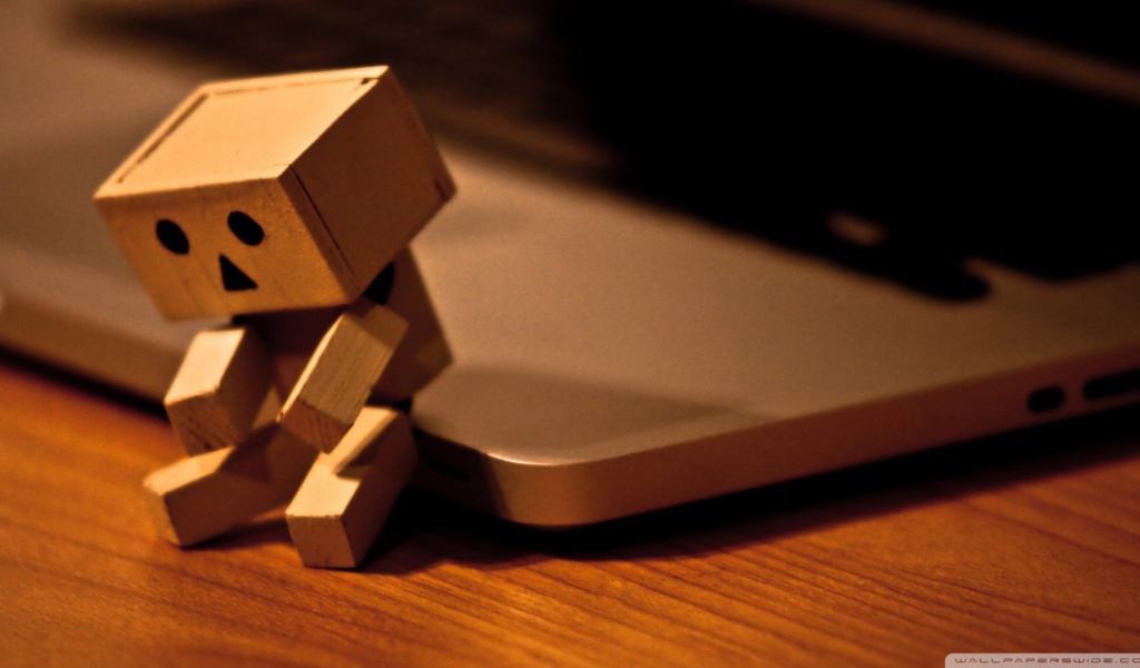 Дандо на краю ноутбука