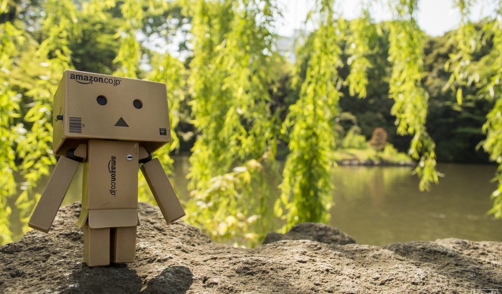 Дандо на земле в саду