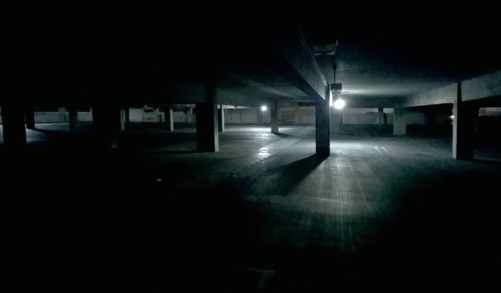 Темная ночная парковка