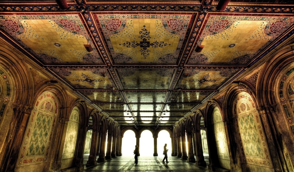 Декоративное украшение холла