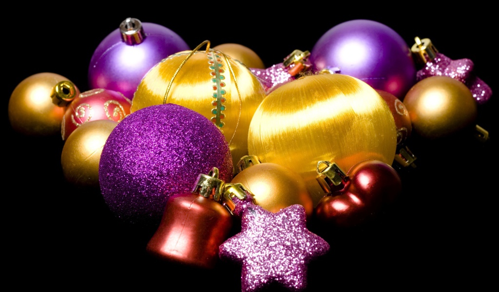 Украшения для елки на черном фоне