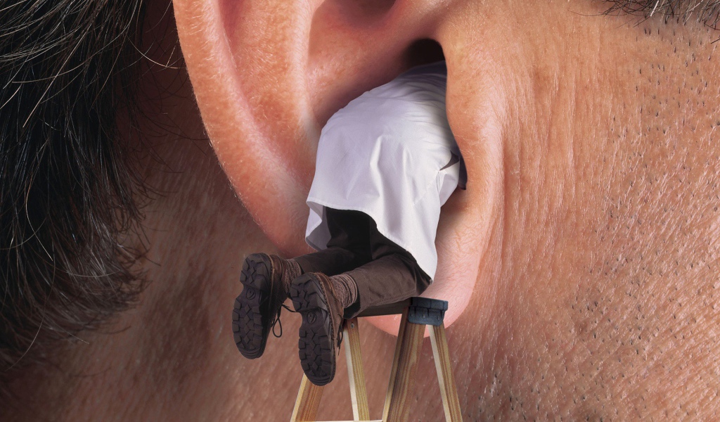 Доктор в ухе пациента