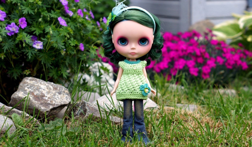 Кукла с зелеными волосами