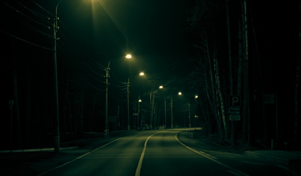 Вечерние огни на пустынной улице