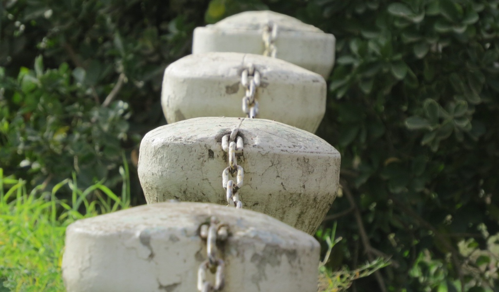 Ограждение из каменных столбов и цепей