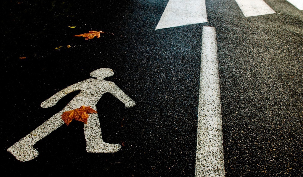 Фигурка человека на асфальте