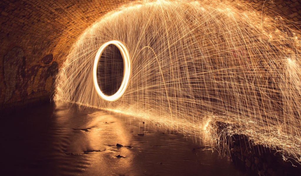 Огненный круг с искрами в тоннеле