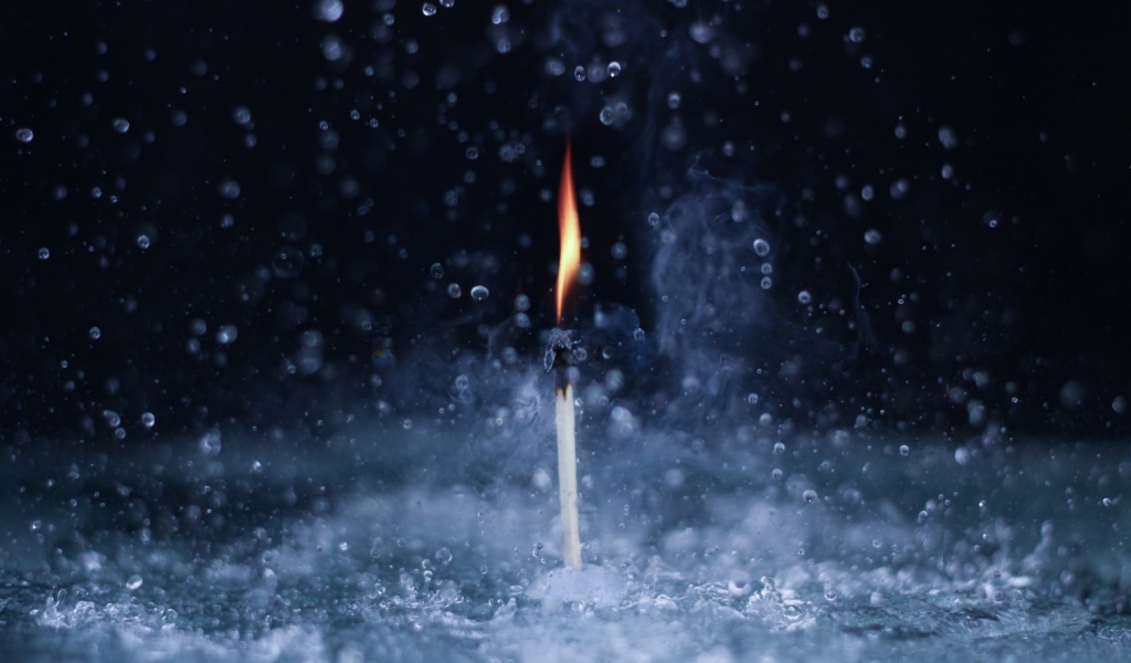 Пламя спички среди капель воды