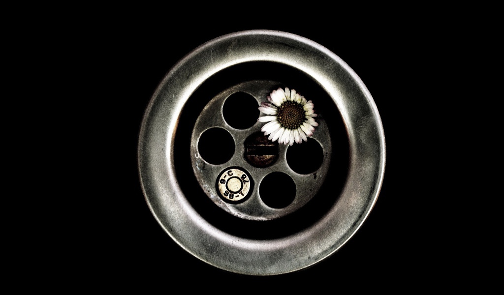 Цветок вместо пули в револьвере