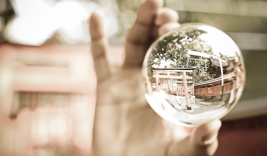 Стеклянный шар в руке