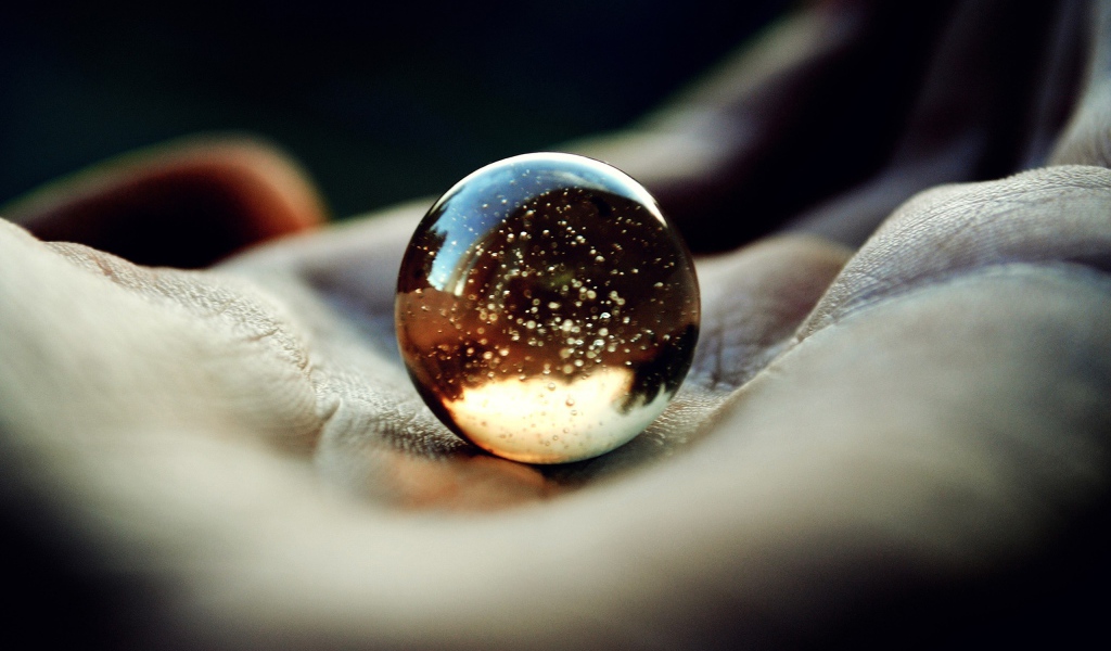 Стеклянный шар в ладони