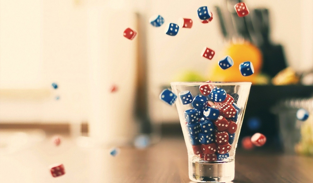 Стакан с кубиками для игры