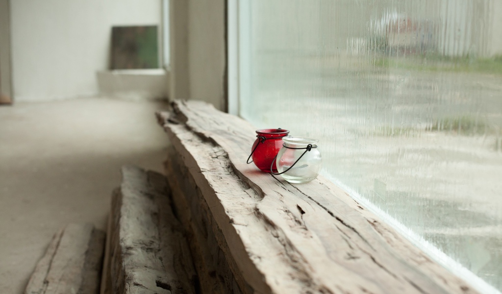 Стеклянные сосуды на подоконнике