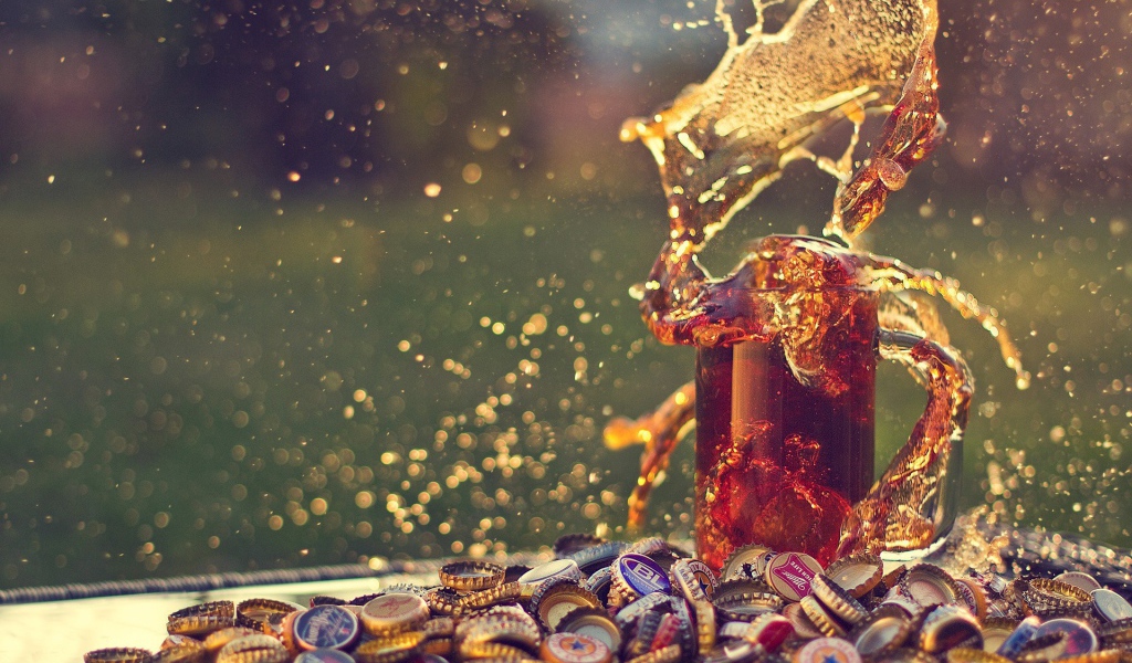 Бокал пива среди горы крышек от пивных бутылок