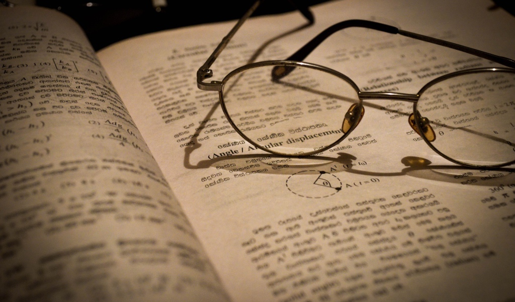 Очки на учебнике