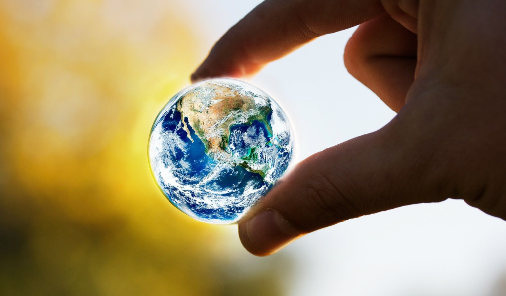 Земной шар в пальцах