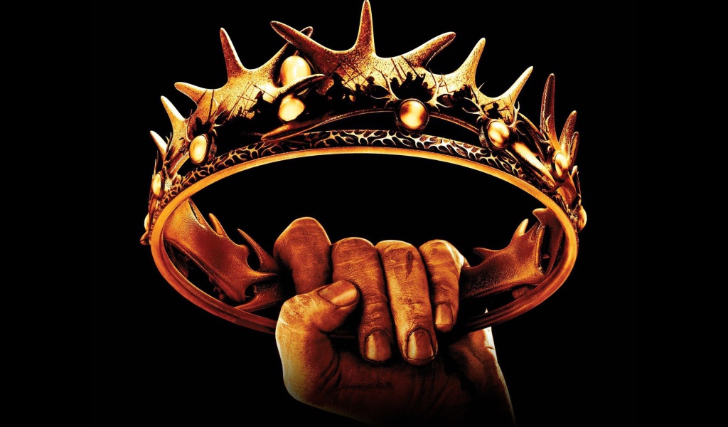 Золотая корона в руке