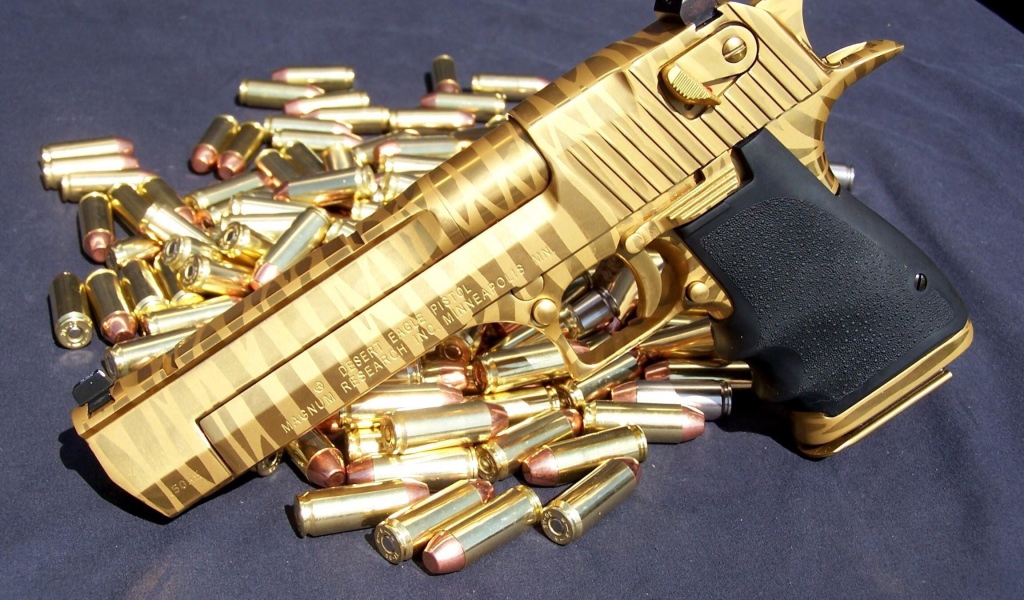 Золотой пистолет с пулями
