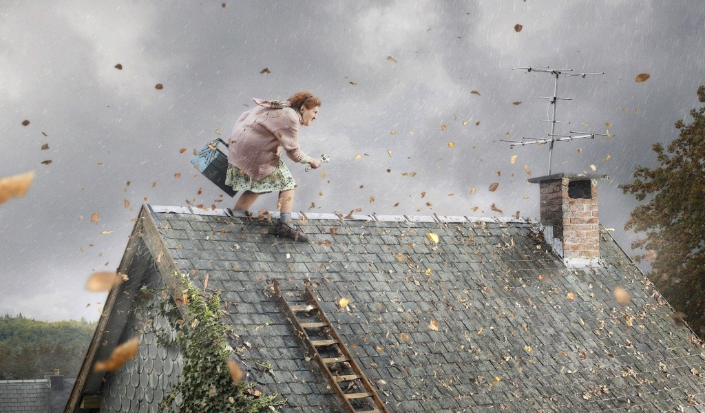 Бабушка занимается ремонтом на крыше