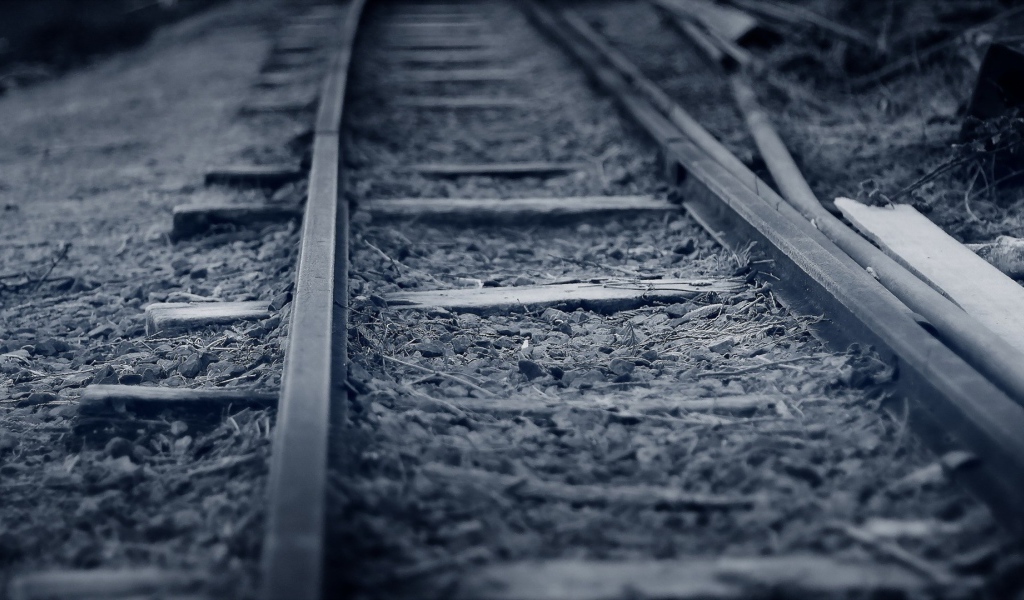 Серое фото железной дороги