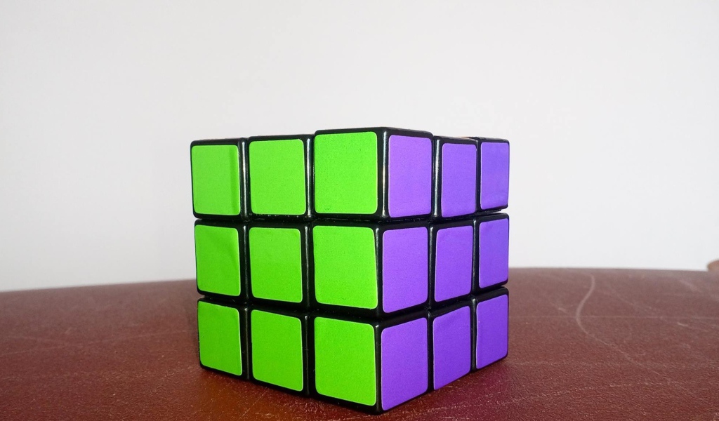 Зеленая и фиолетовая стороны кубика Рубика