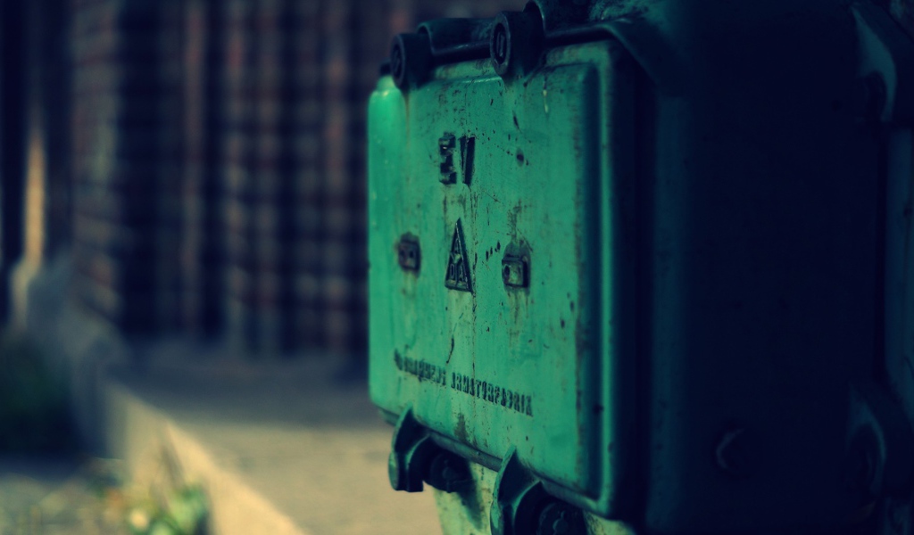 Зеленая коробка с переключателями