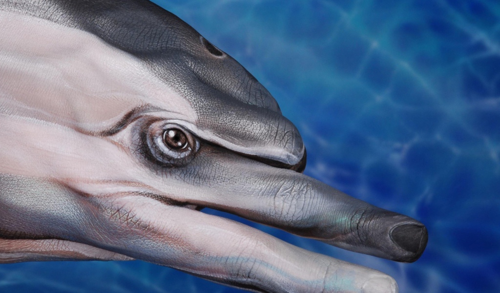 Рука изображает дельфина