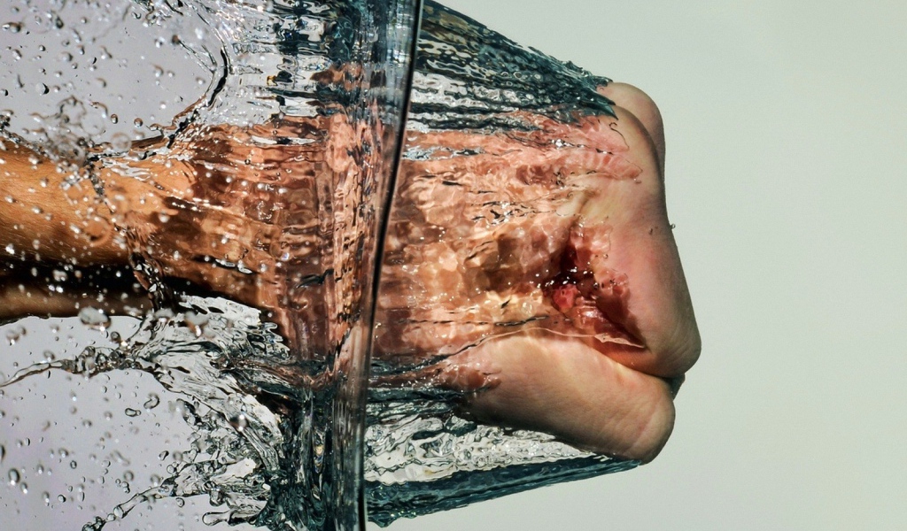 Рука пробивает воду