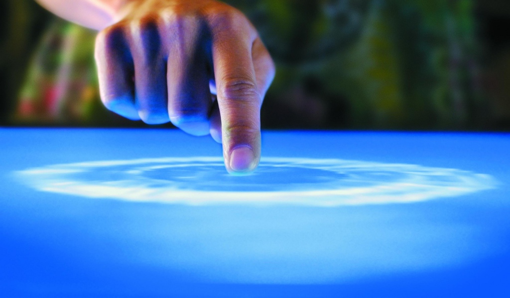 Рука касается воды