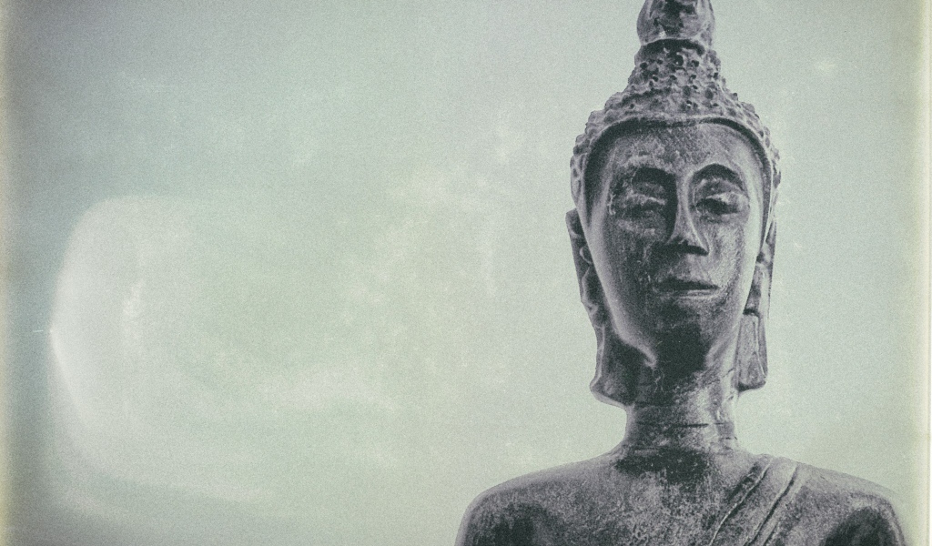 Голова Будды из камня