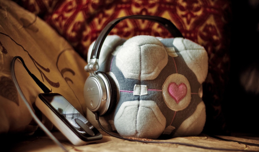 Наушники одеты на плюшевый куб
