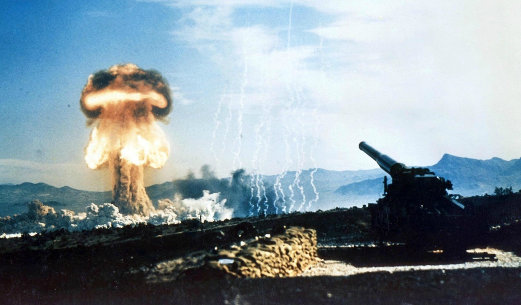 Выстрел из пушки ядерным снарядом