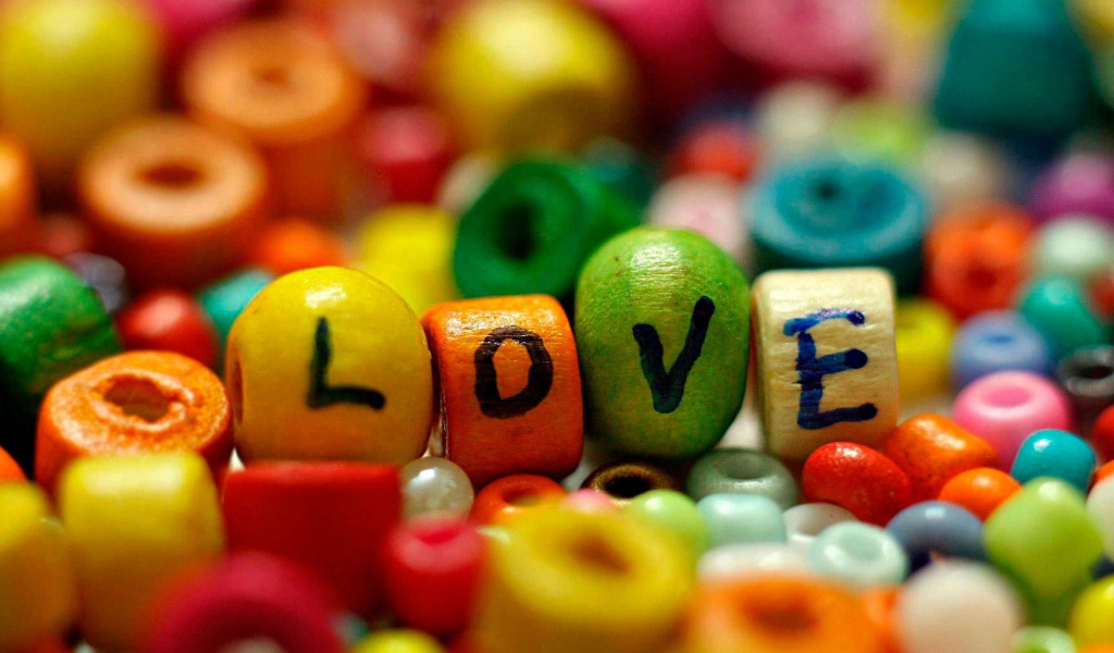 Надпись Любовь на деревянных бусинках