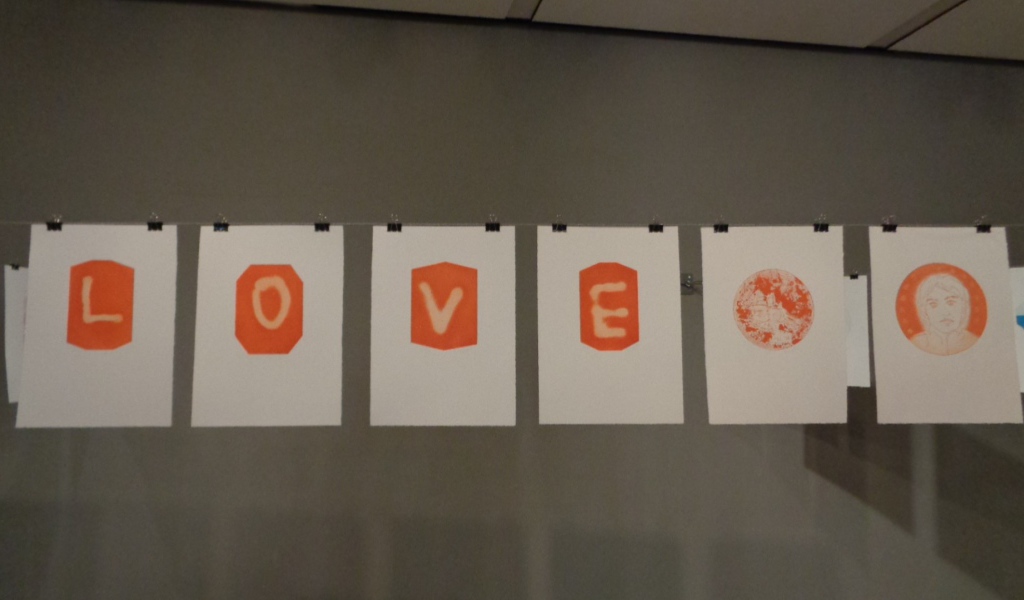 Надпись любовь оранжевыми буквами