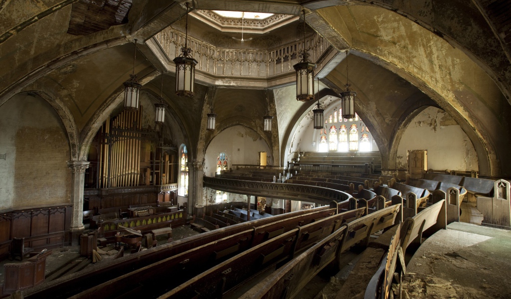 Интерьер заброшенной церкви