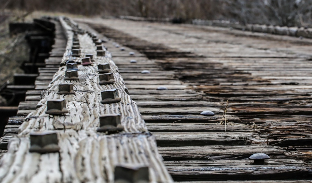 Железные болты креплений деревянного моста