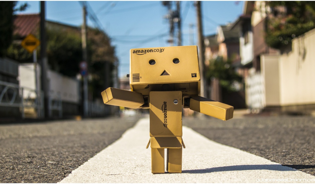 Японский Дандо стоит на дороге