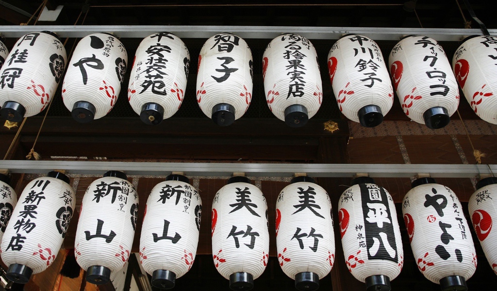 Японские фонарики под крышей