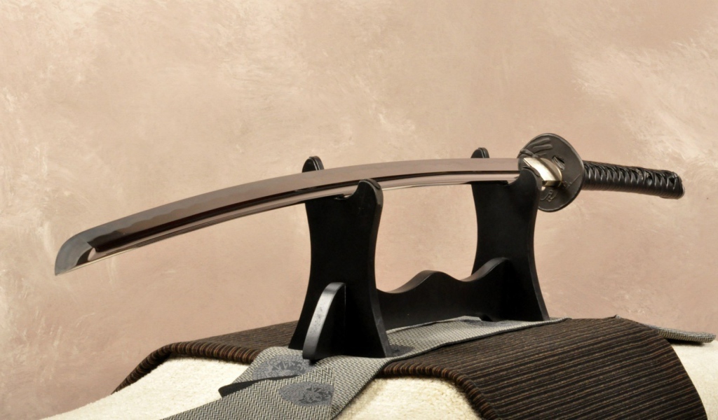 Меч катана на подставке