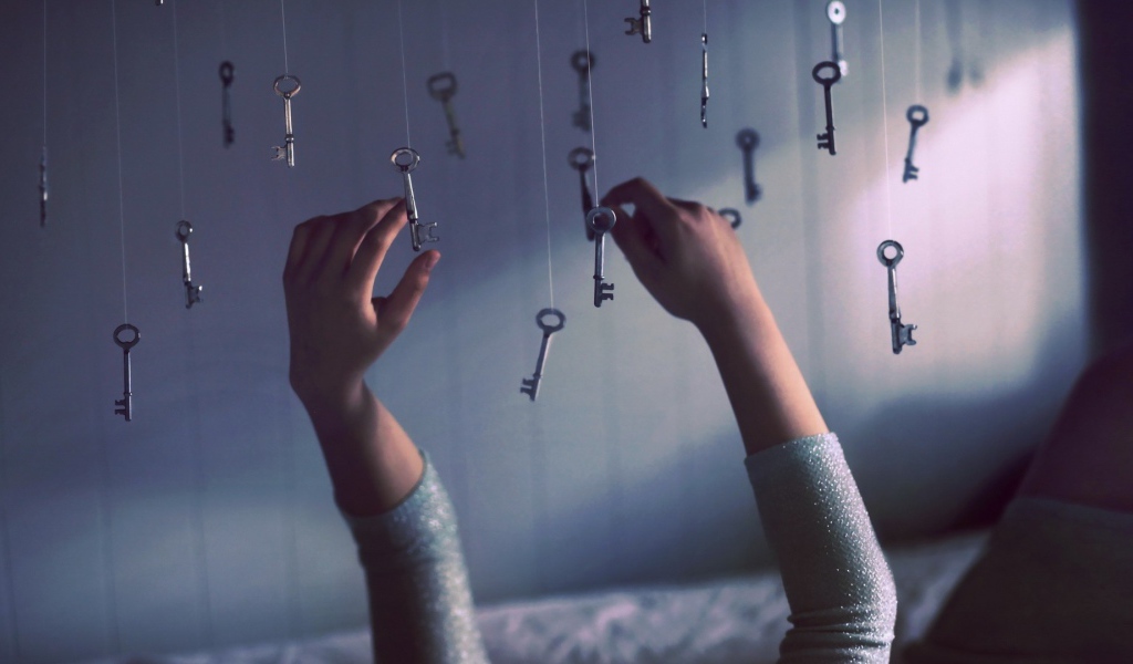 Ключи висят на нитках