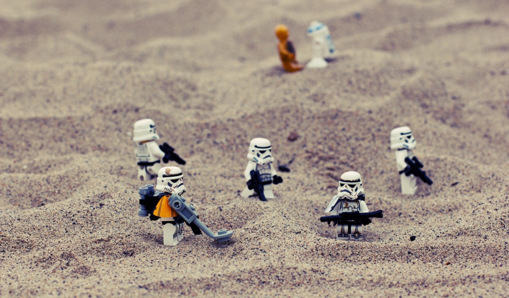 Фигурки ЛЕГО на песке