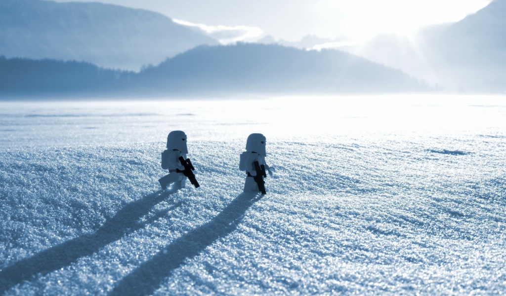 Фигурки ЛЕГО на снегу