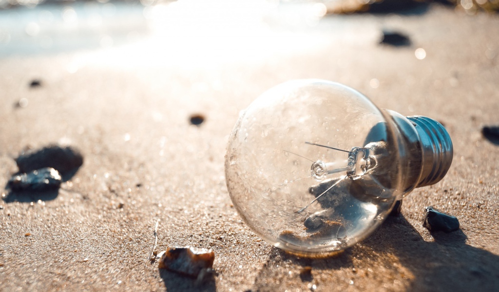 Перегоревшая лампочка на земле