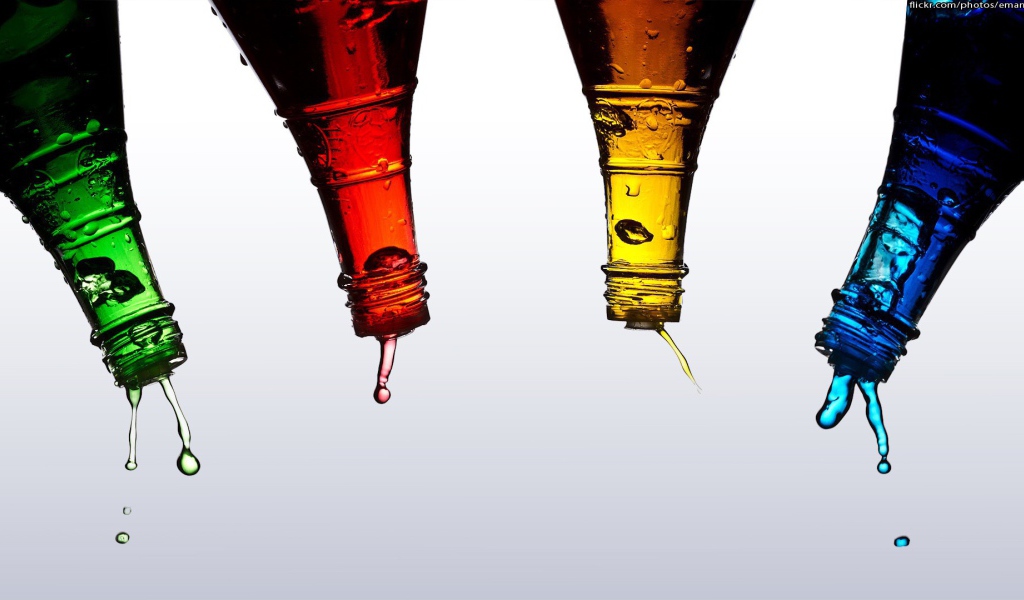 Капли жидкости из разноцветных бутылок
