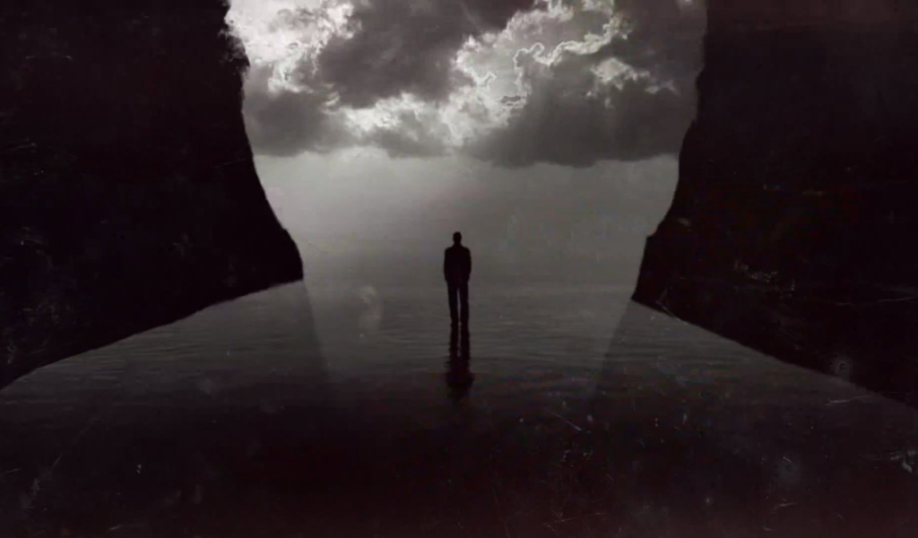 Человек между двух скал