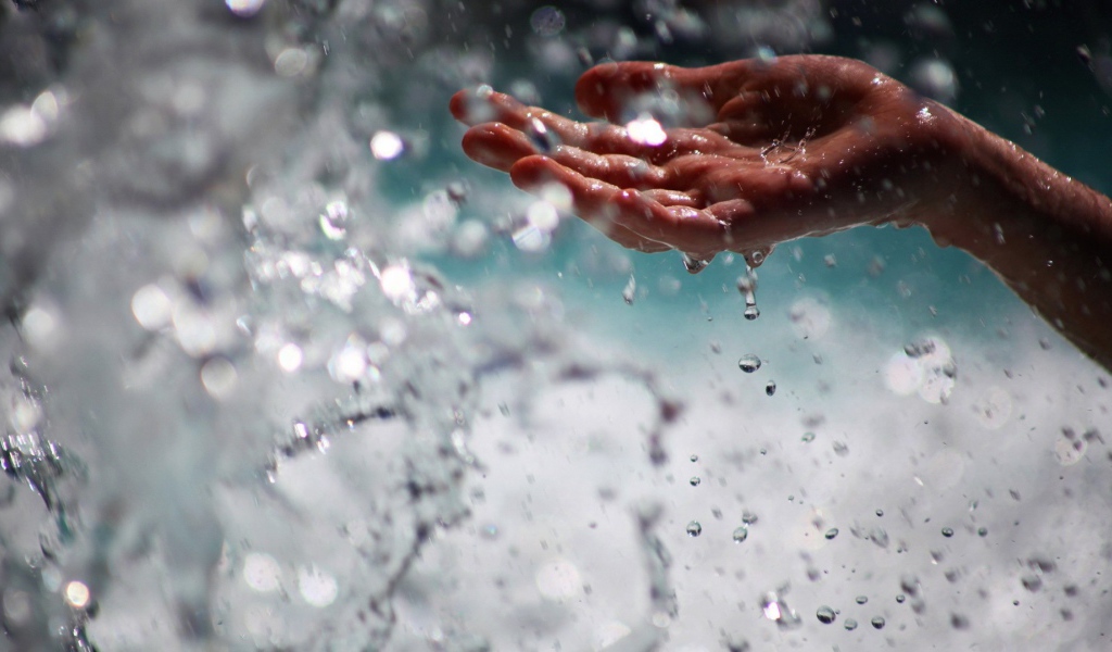 Человек ловит воду рукой
