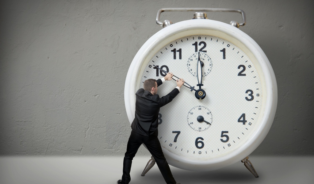 Человек держит стрелку часов