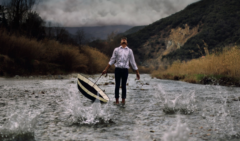 Парень с зонтом в реке