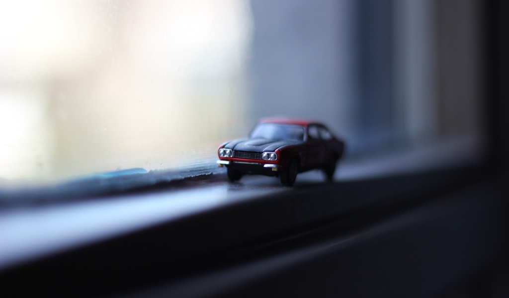 Модель автомобиля у окна