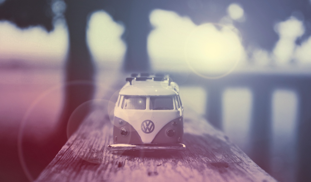 Модель старого автомобиля на доске